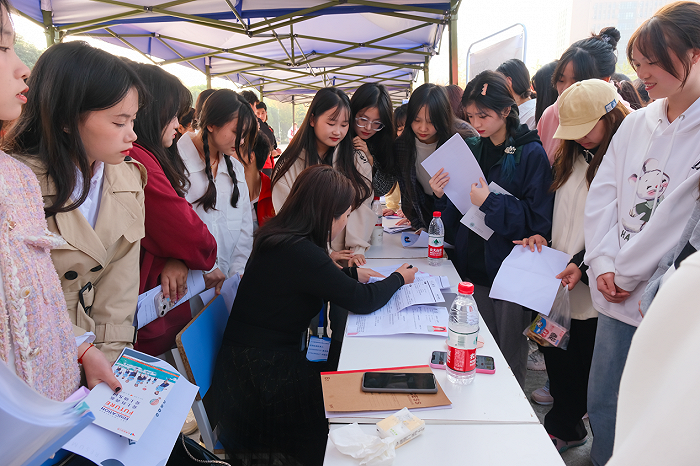 1700031025819870.png 100+企业,1900+岗位!四川希望汽车职业学院成功举行2024届毕业生秋季校园双选会.png