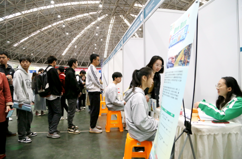 多图直击四川各大高校双选会现场！26.png