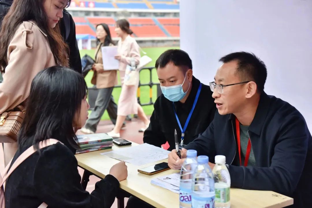 多图直击四川各大高校双选会现场！4.jpeg