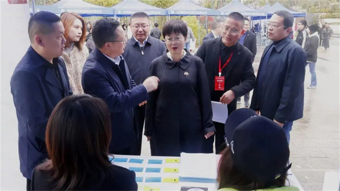 1700115038310277.jpg 3900余个岗位!南充文化旅游职业学院举行2024届毕业生就业秋季双选会1.jpg