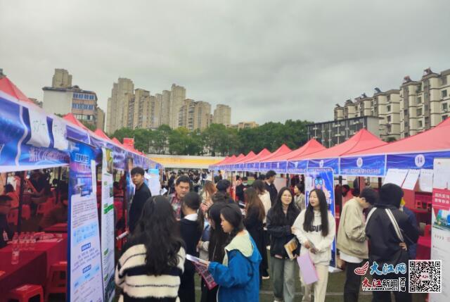 江西财经职业学院成功举办2024届毕业生大型招聘会（图）6.jpg