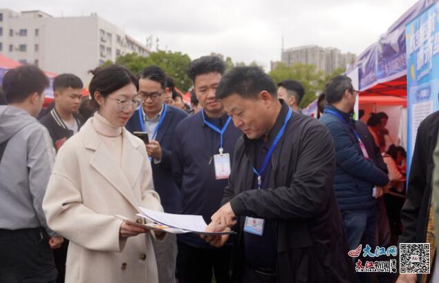 江西财经职业学院成功举办2024届毕业生大型招聘会（图）4.jpg