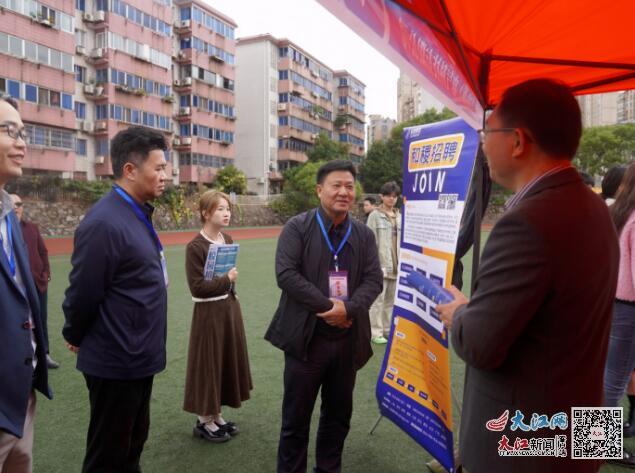 江西财经职业学院成功举办2024届毕业生大型招聘会（图）3.jpg
