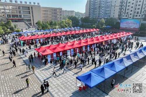 江西工业工程职业技术学院举办2024届毕业生双选会（图）3.jpg