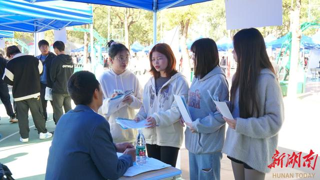 120家企业进校揽才，1141人达成就业意向！益阳职院这场校园招聘会精准高效.jpeg