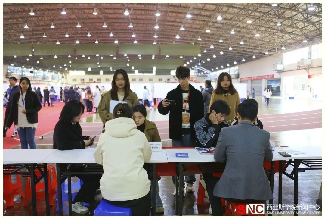1.5万余个岗位！郑州西亚斯学院举办毕业生大型校园双选会1.jpg