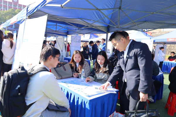 1701135187966131.png 才聚星城 “职”通未来 湖南都市职业学院2024届毕业生校园大型招聘会圆满成功1.png