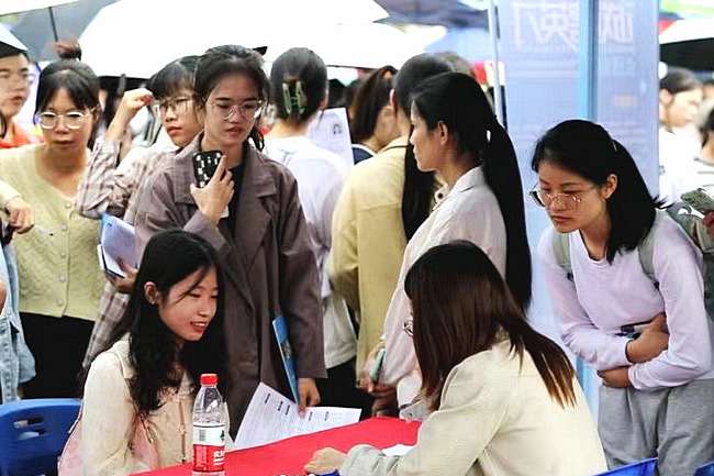1701135515836400.jpg 广西农职大举办秋季“双选会” 300余家企业进场觅才4.jpg