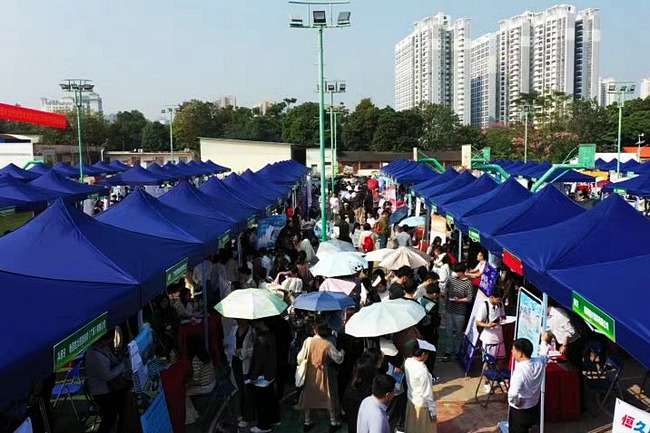 1701135527623898.jpg 广西农职大举办秋季“双选会” 300余家企业进场觅才3.jpg