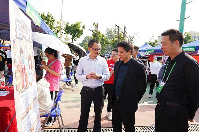 1701135538104490.jpg 广西农职大举办秋季“双选会” 300余家企业进场觅才1.jpg