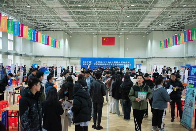 300余家用人单位齐聚山东信息职业技术学院招揽人才.jpeg