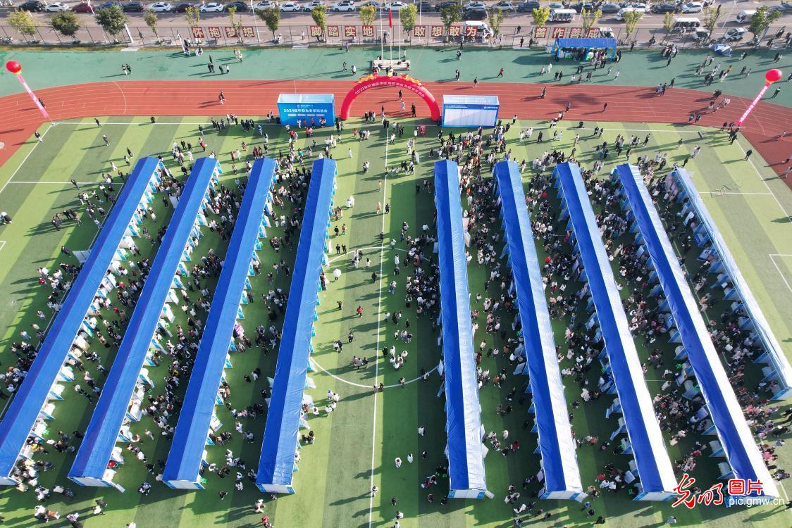 1701137500991723.jpg 第十九届高校毕业生双选会内江举行2.jpg