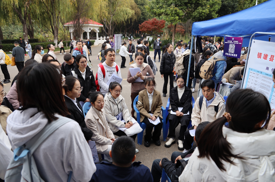 1701137828177944.jpg 昆明医科大学举办2023年秋季“宣讲·选岗·招聘” 双选会1.jpg
