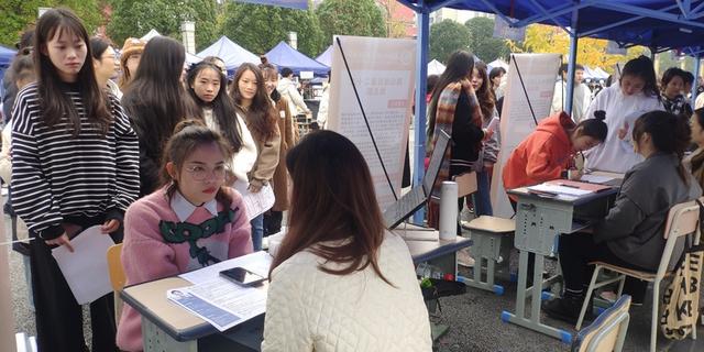 1701307606887028.jpeg 贵阳幼儿师范高等专科学校2024届毕业生校园双选会在清镇举行2.jpeg