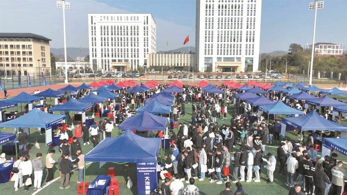 湖北工程职业学院应届毕业生抢手 132家企业伸出橄榄枝 1093名学生达成就业意向.jpg