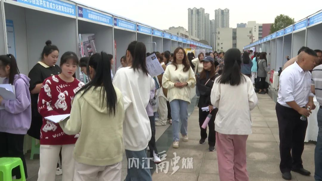 送岗引才进校园 双选搭桥促就业7.jpg