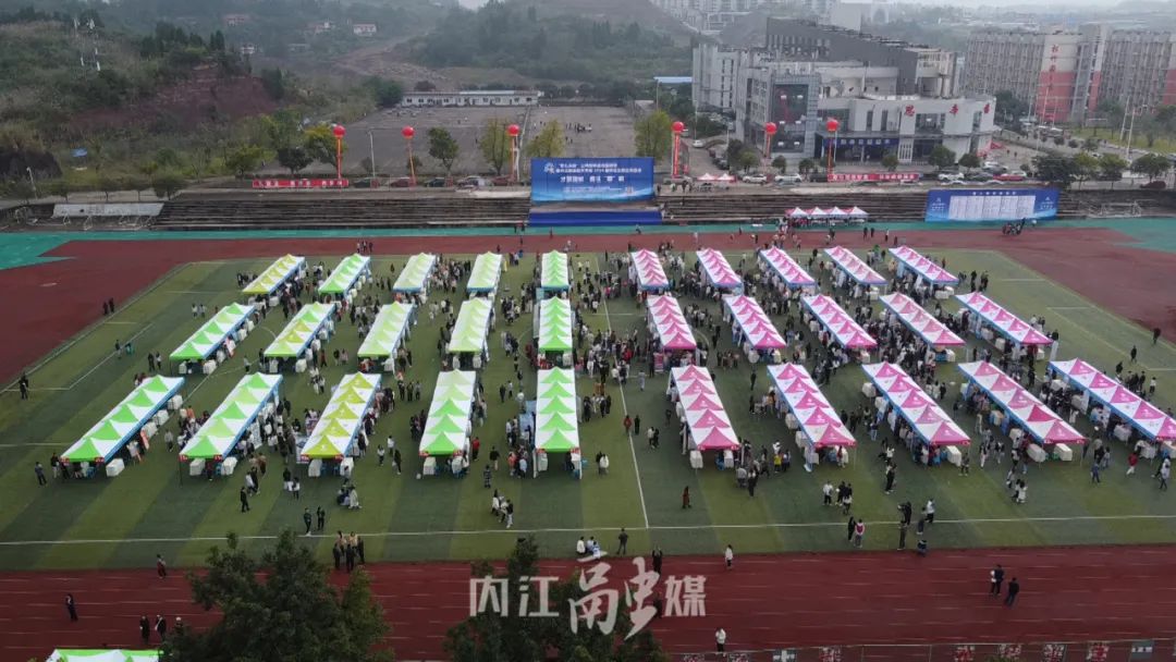 送岗引才进校园 双选搭桥促就业6.jpg