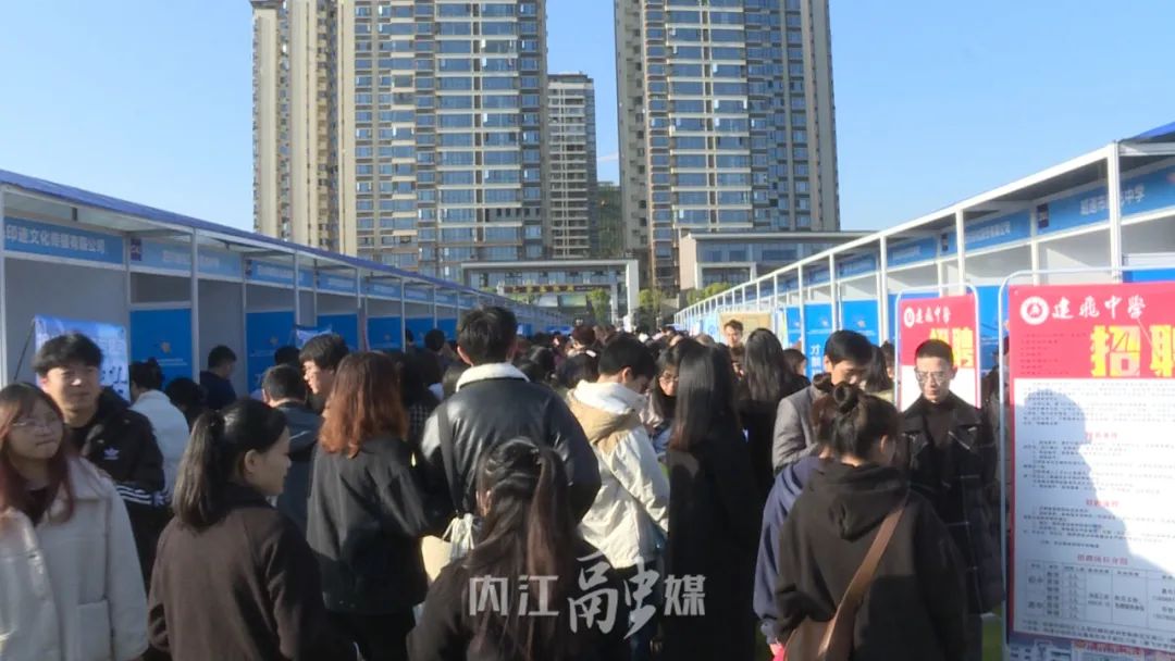 送岗引才进校园 双选搭桥促就业4.jpg