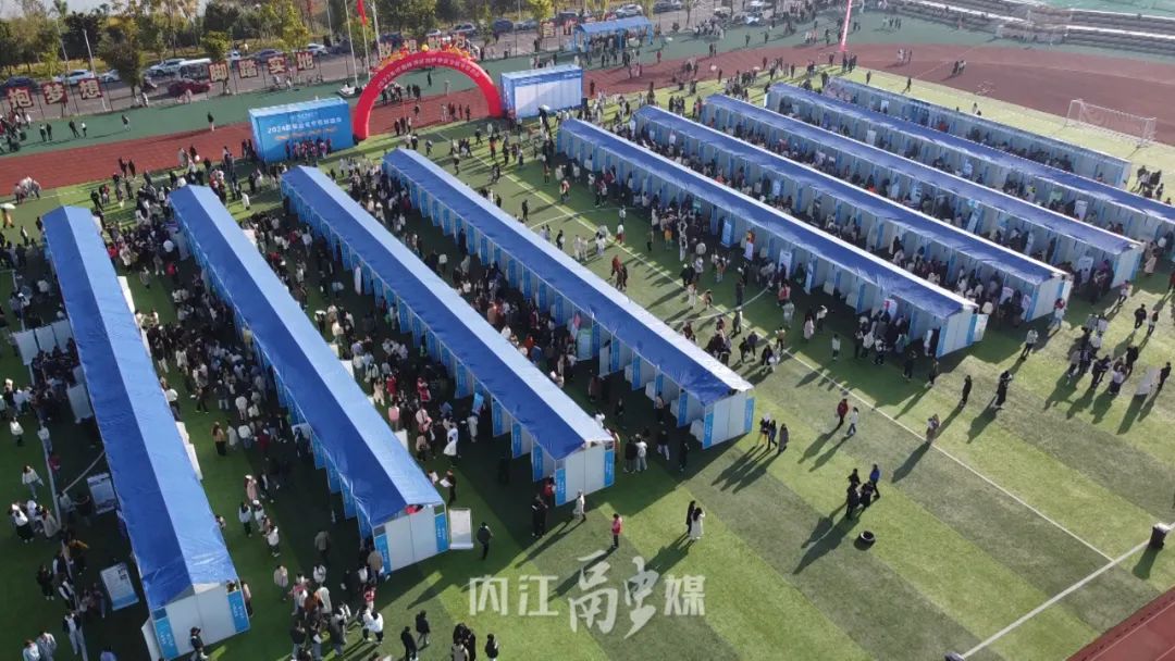 送岗引才进校园 双选搭桥促就业2.jpg