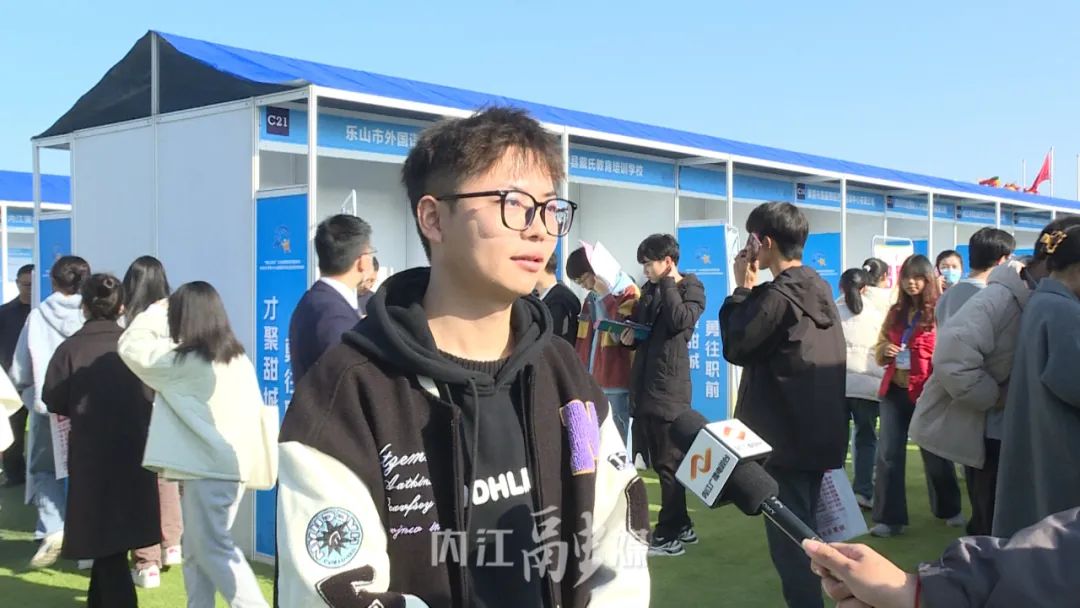 送岗引才进校园 双选搭桥促就业1.jpg