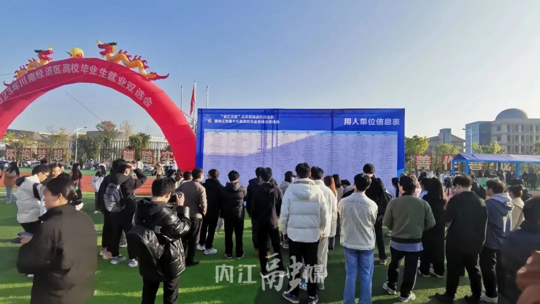 送岗引才进校园 双选搭桥促就业.jpg