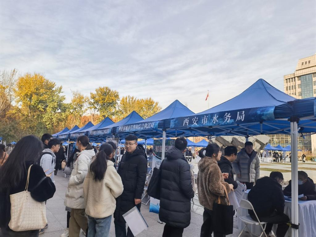 2023秋季西安市事业单位综合类、卫生类巡回招聘活动西安交通大学专场举行2.png