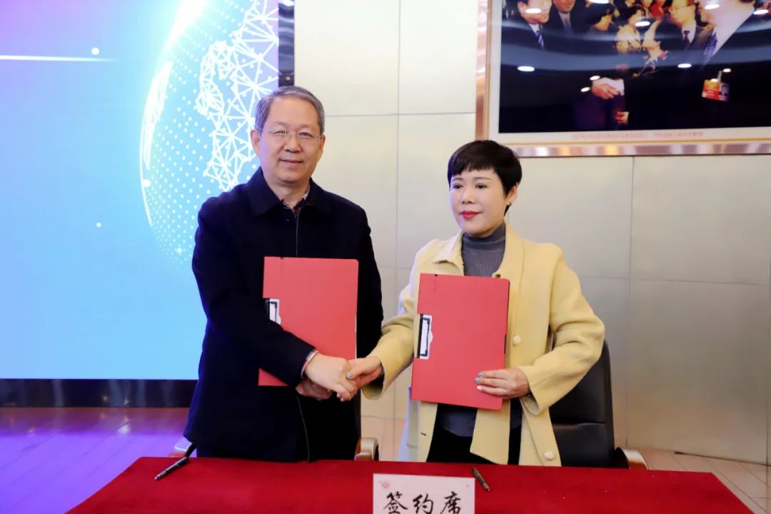 1701669577722904.jpg 数智商科建设与产教融合发展论坛在陕西国际商贸学院成功举行14.jpg