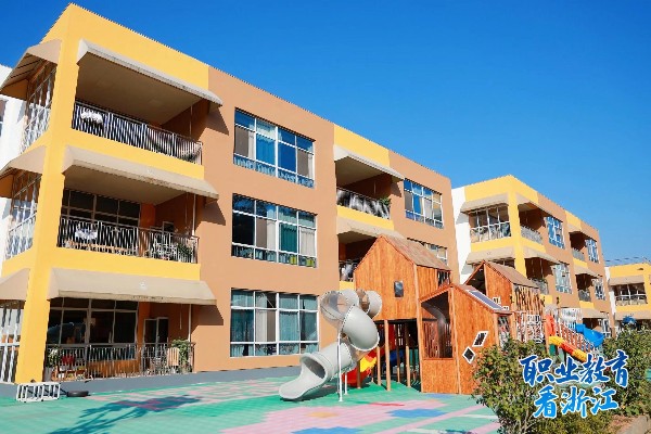 课堂上的大飞机、校门口的幼儿园——看产教融合的金华职业技术学院1.jpg