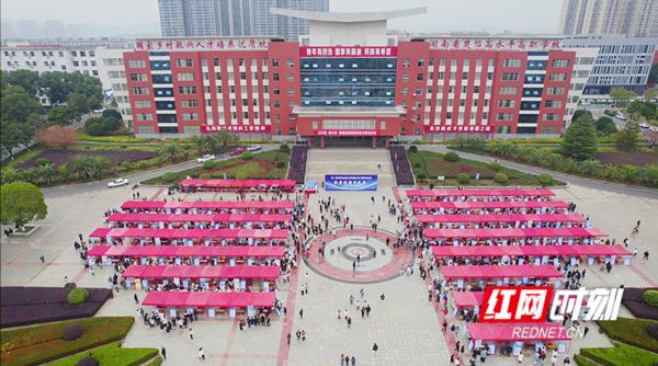 近350家企业参加，娄底职院双选会圆满举行.jpeg