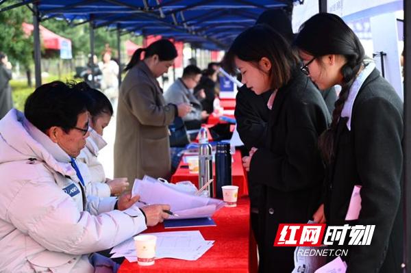 邵阳市民族地区高校毕业生专场招聘会暨湘中幼专2024年毕业生供需见面会举行1.jpeg