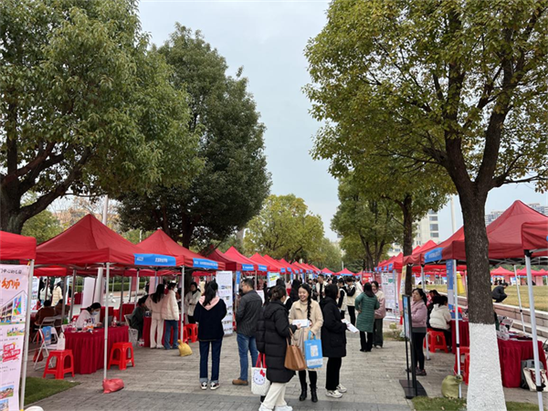 以“四个一”就业工程为抓手 稳就业保就业——长沙师范学院举行2024届师范生专场招聘会2.png