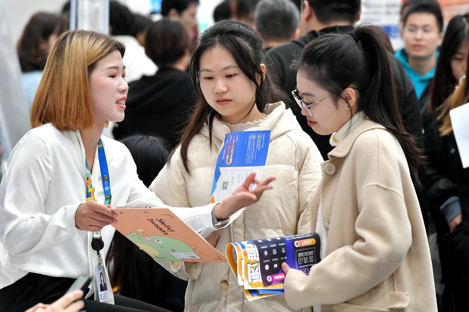 上手快能力强 高职生成了招聘会上的“香饽饽”2.jpg