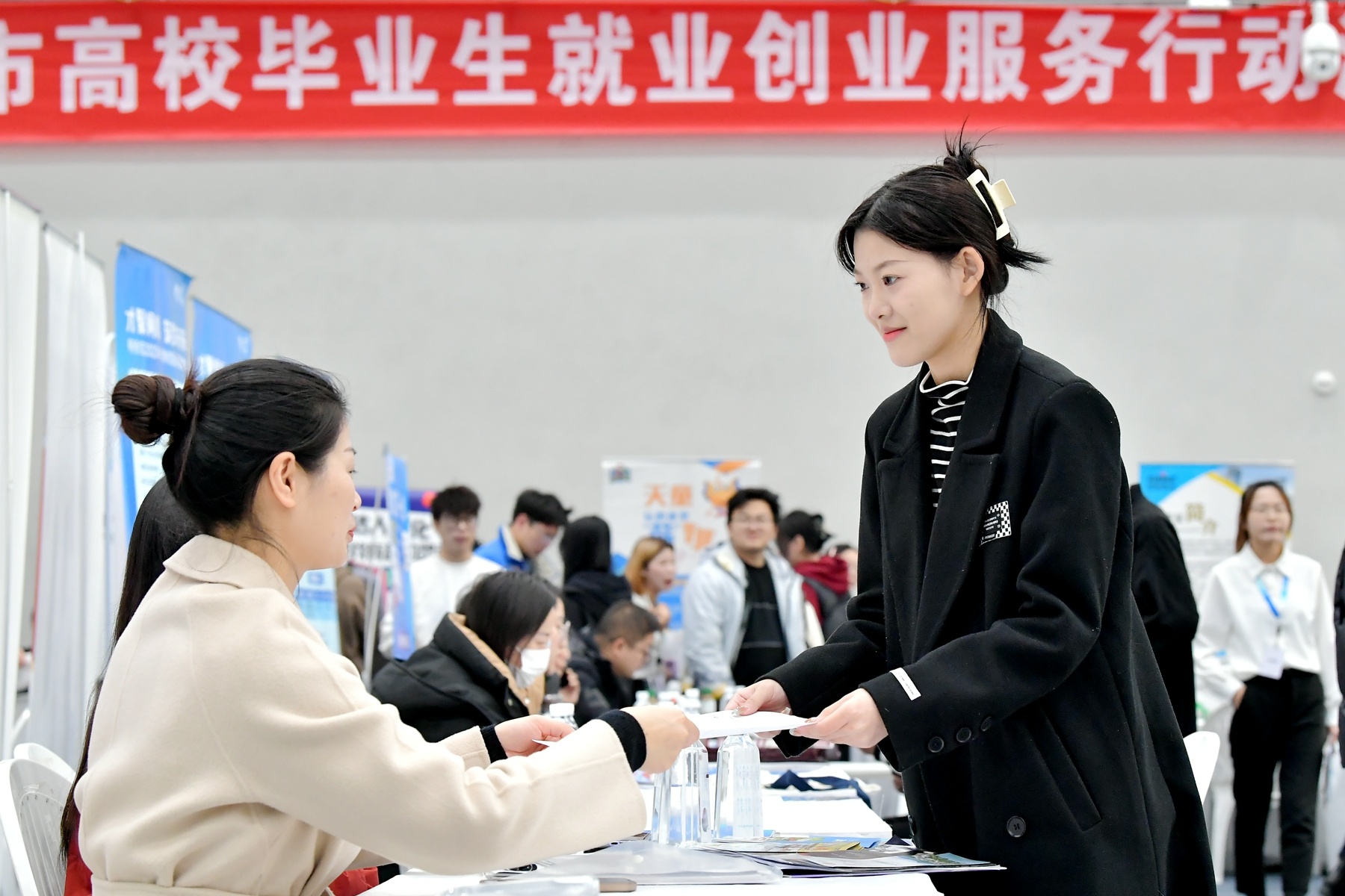 上手快能力强 高职生成了招聘会上的“香饽饽”1.jpg