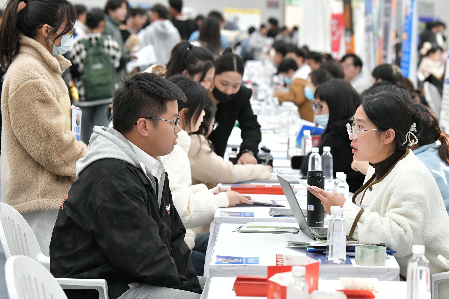 上手快能力强 高职生成了招聘会上的“香饽饽”.jpg
