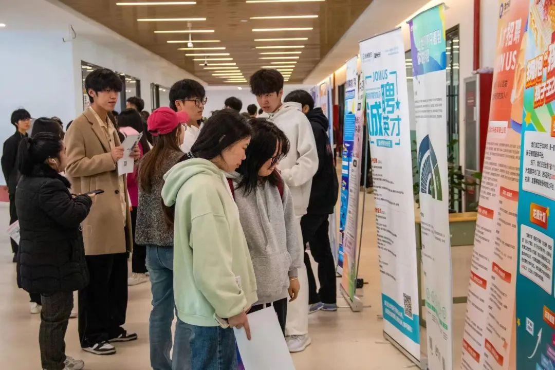 温州商学院：4000人次！这场“双选会”三方叫好2.jpg