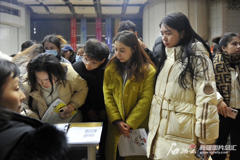 “职引未来 就在新疆”校园专场招聘会在新疆师范大学举行5.jpg