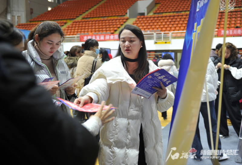 “职引未来 就在新疆”校园专场招聘会在新疆师范大学举行4.jpg