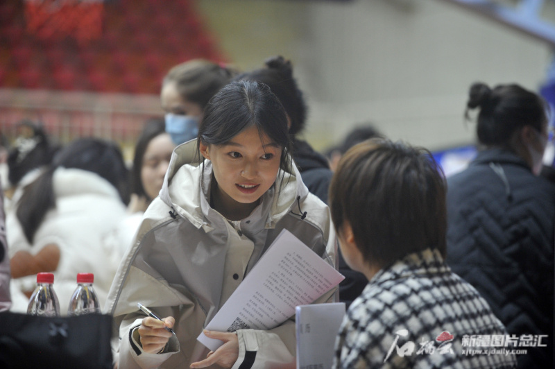 “职引未来 就在新疆”校园专场招聘会在新疆师范大学举行3.jpg