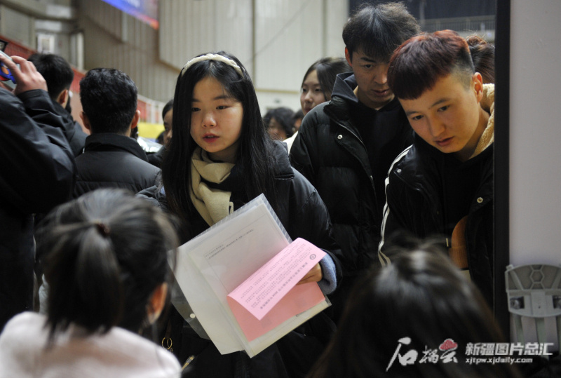 “职引未来 就在新疆”校园专场招聘会在新疆师范大学举行2.jpg