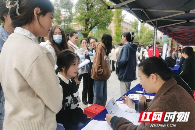 湖南潇湘技师学院(湖南九嶷职业技术学院)举办2024届毕业生专场招聘会2.jpeg