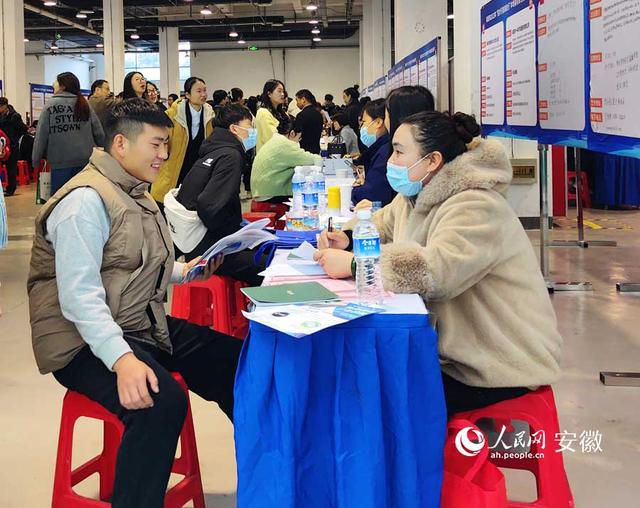 1702349742708734.jpeg 阜阳市“招才引智高校行”5000多岗位亮相本地高校联合招聘会1.jpeg