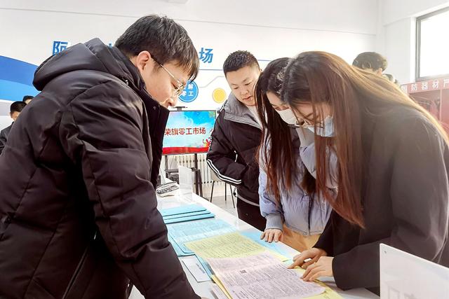 阿荣旗：零工“小市场”就业“暖心港”2.jpeg
