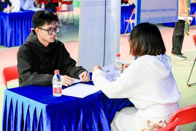 “元宇宙”搭配招聘会 深职大数创毕业生求职玩出新花样.jpeg