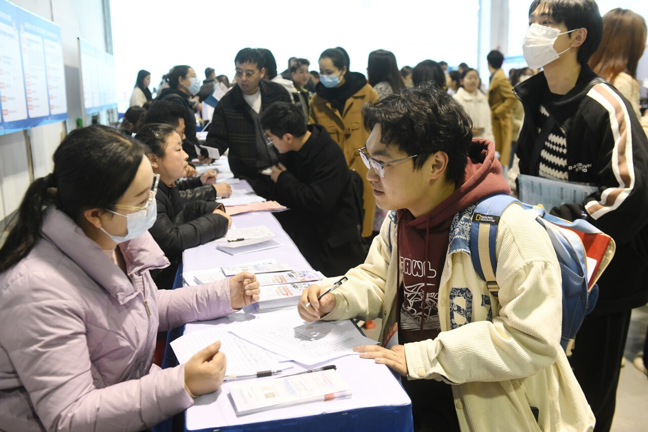 安徽阜阳：招聘会进高校 招才引智促就业4.jpg