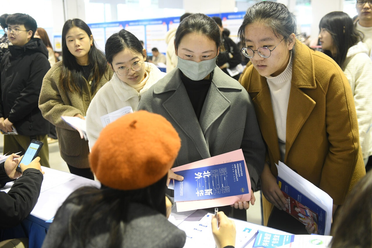 安徽阜阳：招聘会进高校 招才引智促就业3.jpg