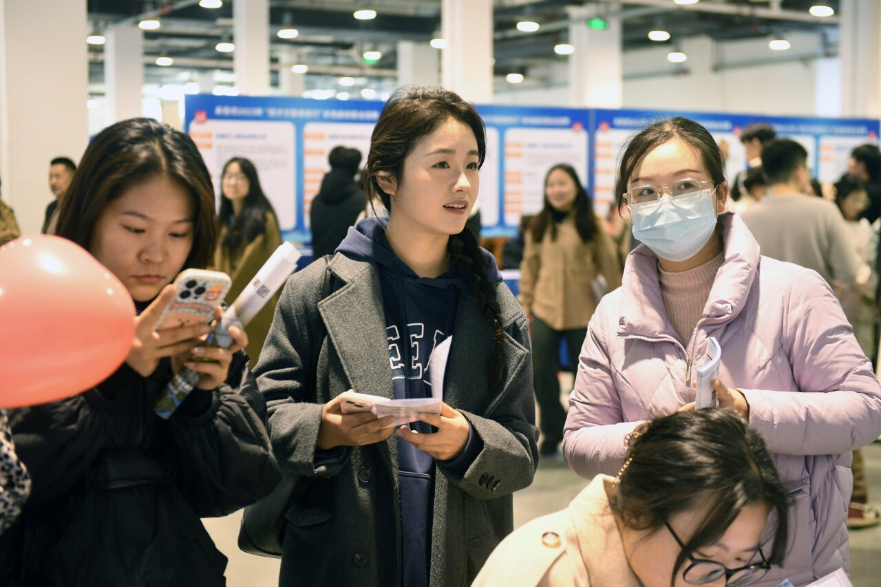 安徽阜阳：招聘会进高校 招才引智促就业2.jpg