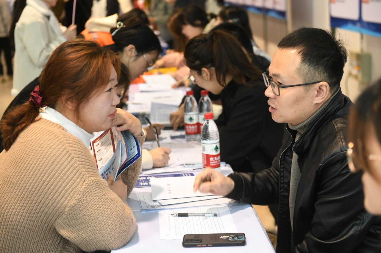 安徽阜阳：招聘会进高校 招才引智促就业.jpg