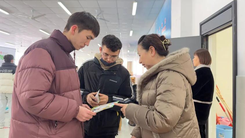 职场夺先机！乌鲁木齐职业大学招聘会火热开启.jpg