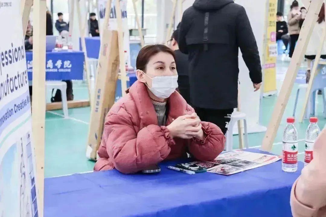 温州商学院：低温挡不住求职热情，这场校园“双选会”很火爆4.jpg
