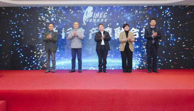 1703561950390561.jpeg 养老行业产教融合,如何推动十万亿养老产业高质量发展?.jpeg